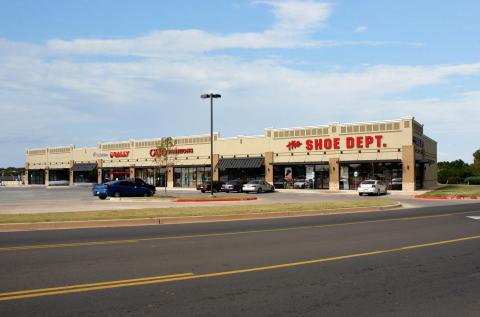 retail space for lease, chickasha, OK exterior photo