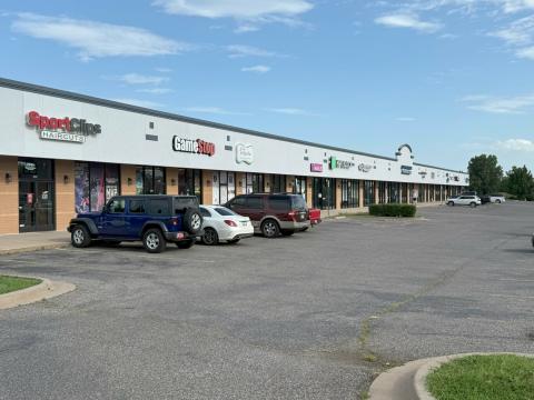 Danforth Plaza retail space for lease Edmond, OK exterior photo