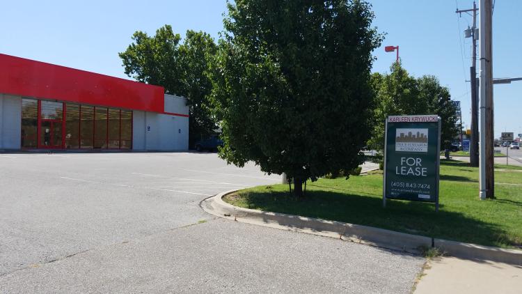 Former Advance Auto in Midwest City, OK for sublease - building photo-2