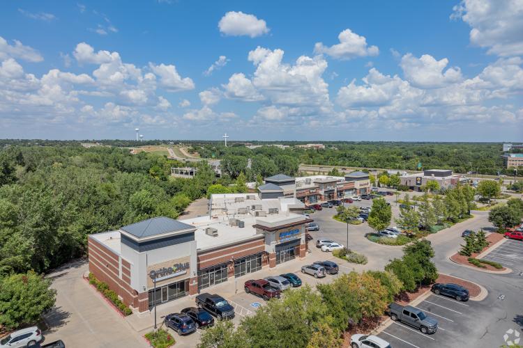 Shoppes at Fox Lake retail space for lease  in Edmond, OK exterior building photo 