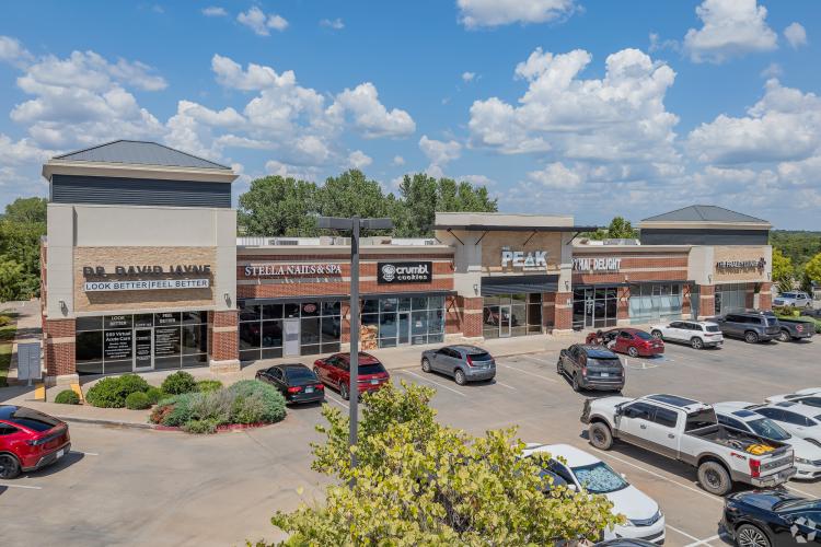 Shoppes at Fox Lake retail space for lease  in Edmond, OK exterior building photo 