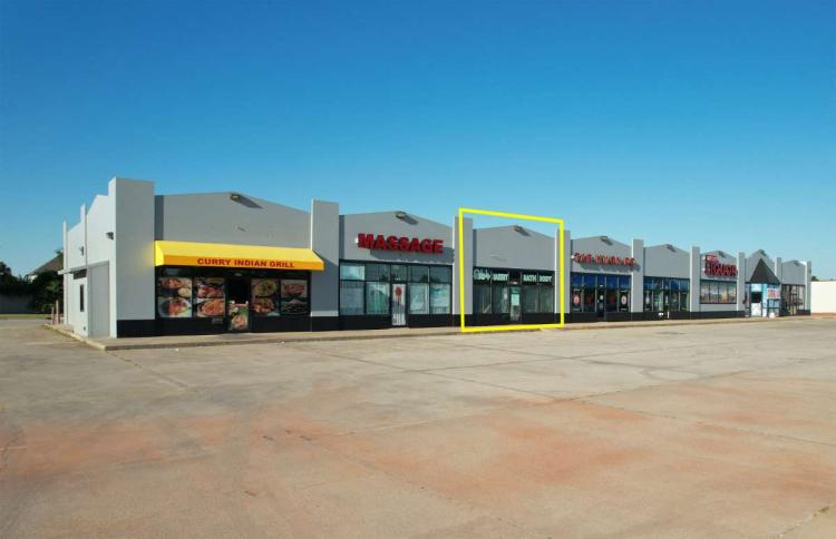 strip center for lease Bethany, OK exterior photo