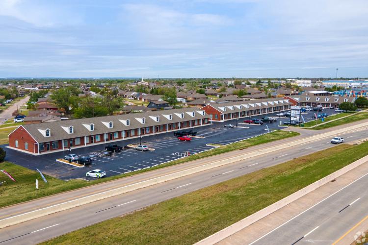 space for lease retail / office Shopping Center, Moore Ok exterior photo 