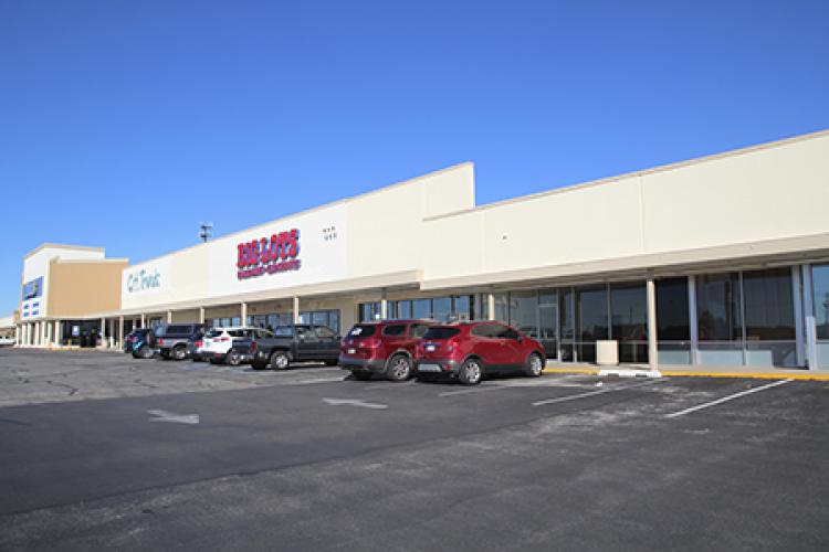 Town & Country retail space for lease Midwest City, OK exterior photo4