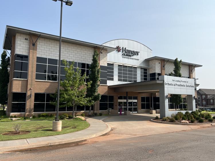 Hanger Clinic office medical space for lease, Northwest Oklahoma City, Ok exterior photo