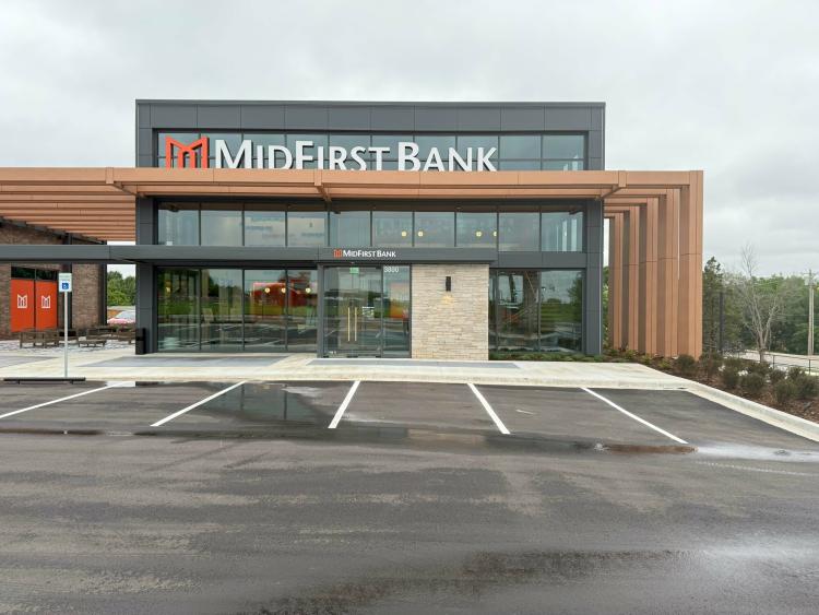 retail space for lease East Edmond, OK exterior photo