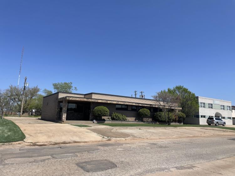 office/retail building for lease, NE Oklahoma City, OK exterior photo