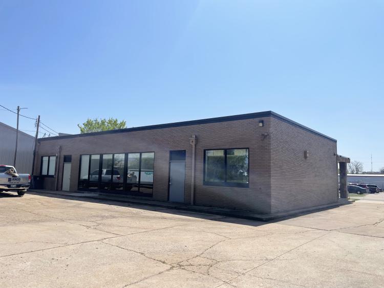 office/retail building for lease, NE Oklahoma City, OK exterior photo