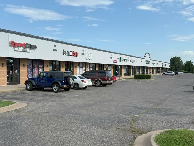 Danforth Plaza retail space for lease Edmond, OK exterior photo