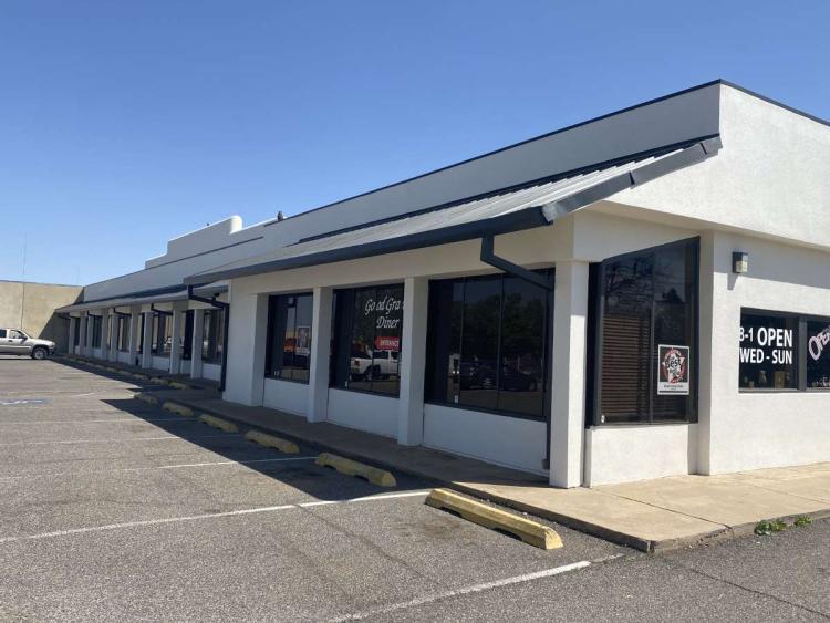 Retail strip center for lease north Oklahoma City, OK exterior photo
