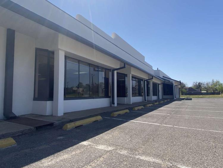 Retail strip center for lease north Oklahoma City, OK exterior photo2