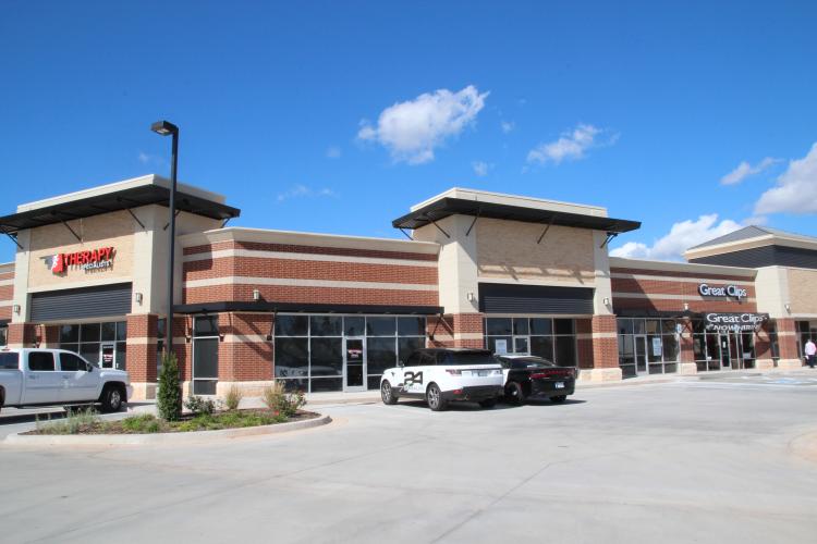 Shoppes at Fox Lake retail space for lease  in Edmond, OK exterior building photo 