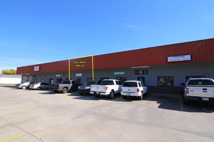 retail space for lease endcap in north west Oklahoma City, Ok exterior photo