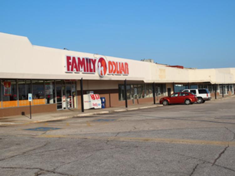 Almonte Shopping Center retail space for lease in Oklahoma City exterior photo