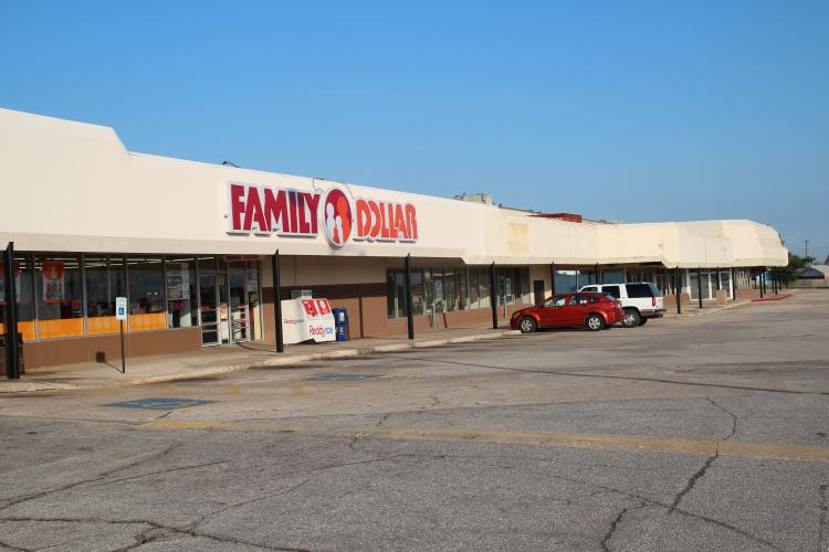 Almonte Shopping Center retail space for lease in Oklahoma City  exterior photo