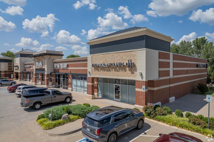 Shoppes at Fox Lake retail space for lease  in Edmond, OK exterior building photo 