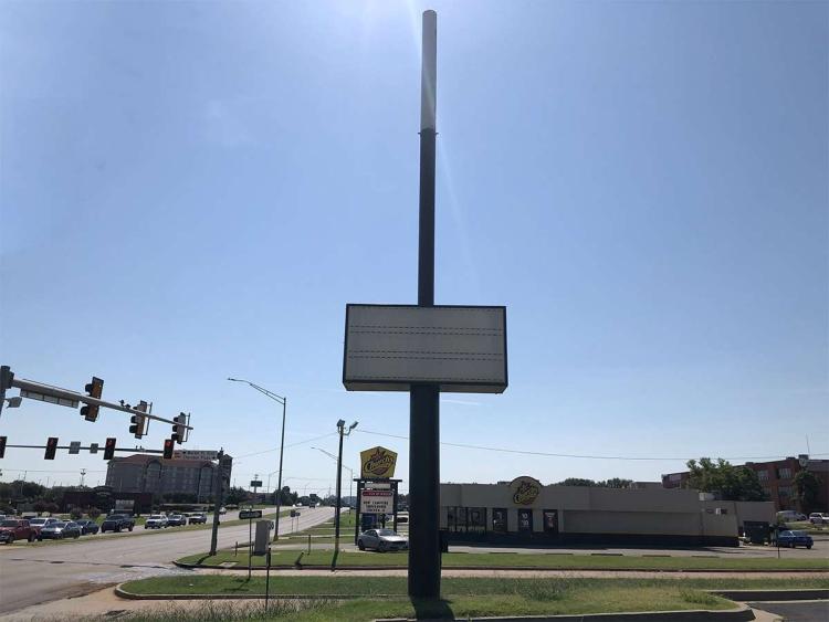 5702 NW Expressway retail | restaurant for lease Oklahoma City, Ok pylon