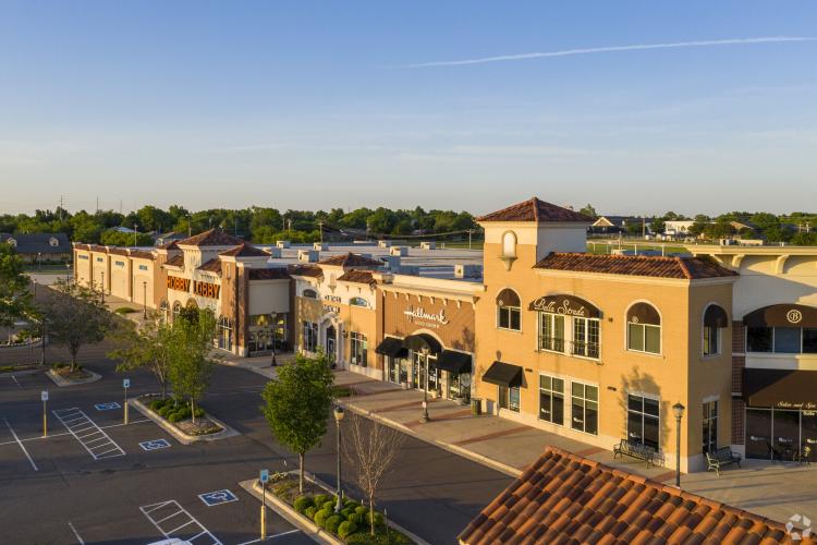 Shoppes on Broadway retail for lease Edmond, Ok exterior photo 2