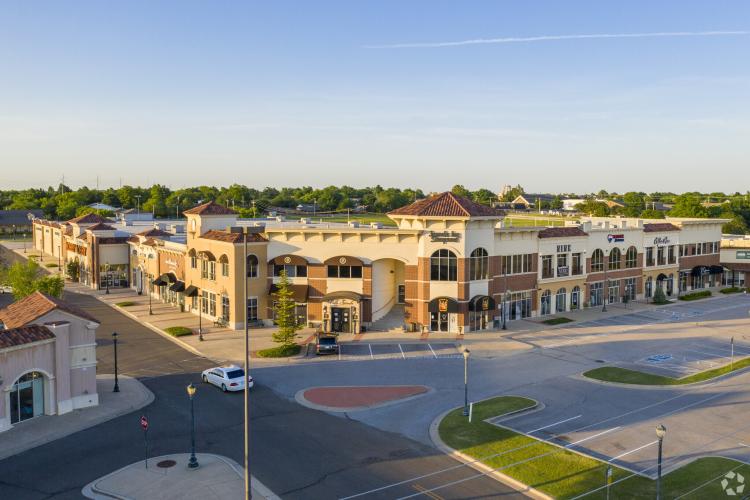 Shoppes on Broadway retail for lease Edmond, Ok exterior photo 3