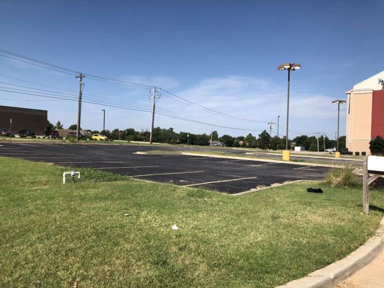 5702 NW Expressway retail | restaurant for lease Oklahoma City, Ok parking lot photo