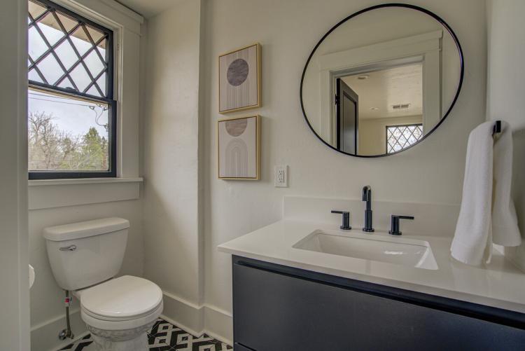 office executive suite for lease, Oklahoma City, OK private bathroom