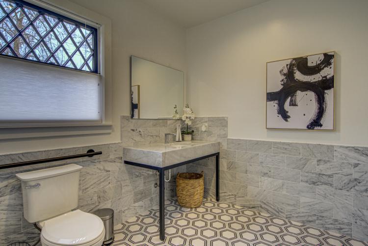office executive suite for lease, Oklahoma City, OK shared bathroom