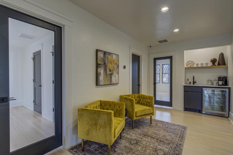 office executive suite for lease, Oklahoma City, OK interior photo 2nd floor landing