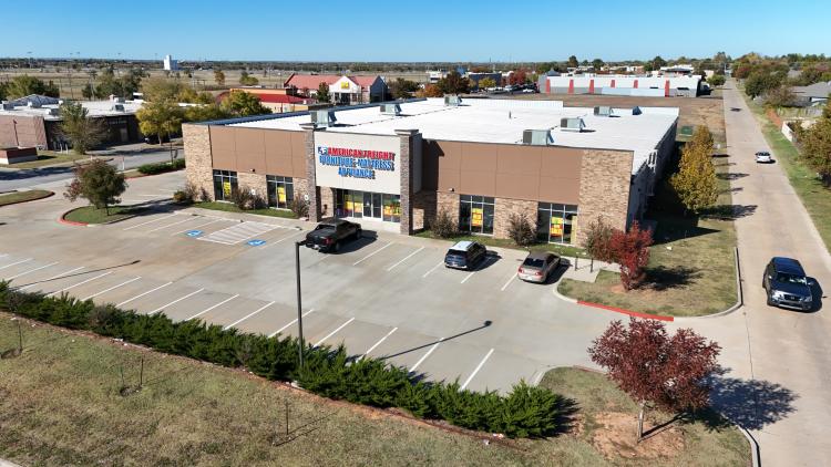 freestanding building for lease or sale, Norman, OK exterior photo