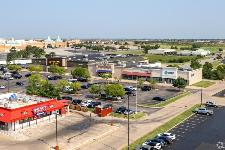 retail space for lease North Oklahoma City, OK exterior photo5