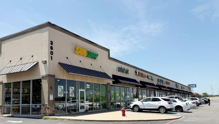 retail space for lease strip center Durant, OK exterior photo