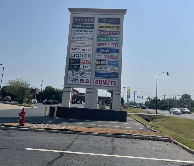 Big Box retail space for lease Choctaw, OK pylon photo