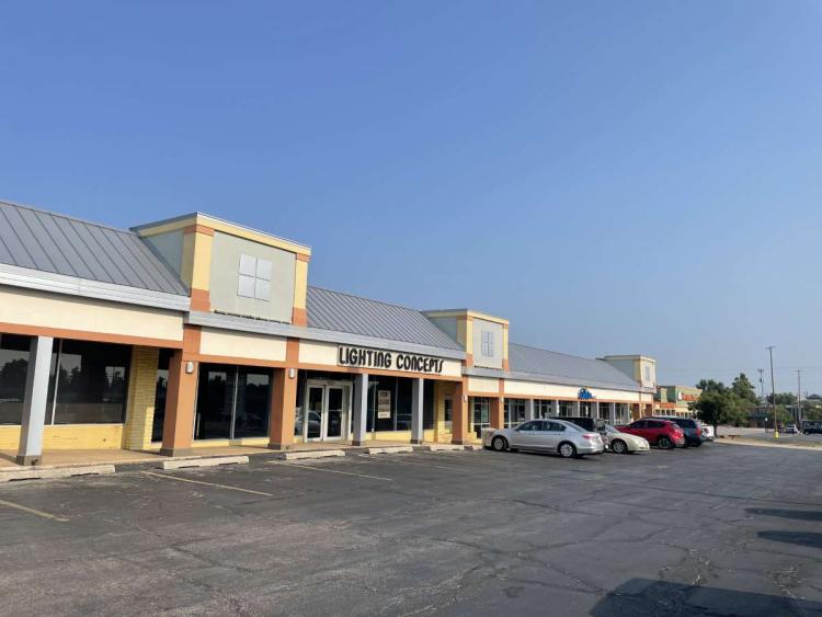 retail space for lease on N May Ave, Oklahoma city, OK exterior photo south bldg-2