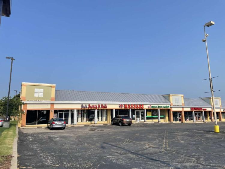retail space for lease on N May Ave, Oklahoma city, OK exterior photo south bldg-3