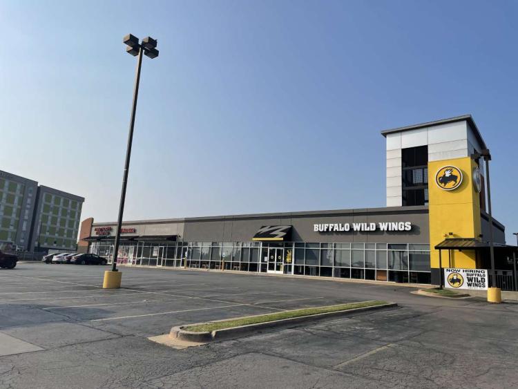 retail space for lease NW expressway, Oklahoma City, Ok exterior east bldg photo2