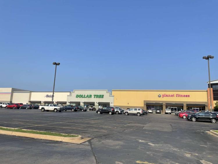retail space for lease NW expressway, Oklahoma City, Ok exterior west bldg photo