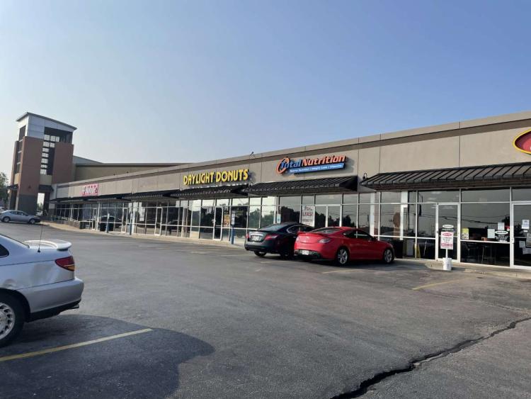 retail space for lease NW expressway, Oklahoma City, Ok exterior west bldg photo4