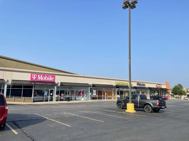 retail space for lease NW expressway, Oklahoma City, Ok exterior west bldg photo2