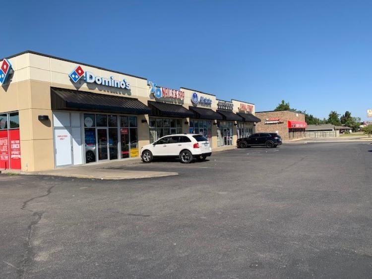 retail space for lease Warr Acres, Ok exterior photo4