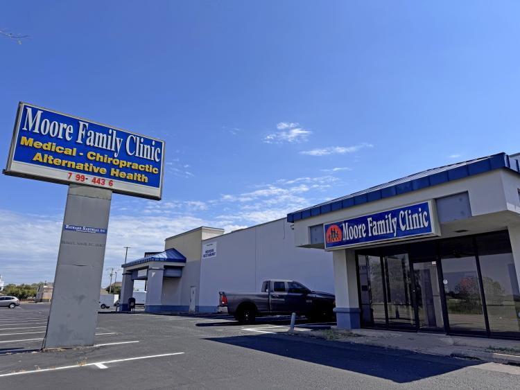 retail space for lease in Moore, OK exterior photo