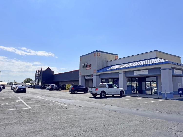 retail space for lease in Moore, OK exterior photo