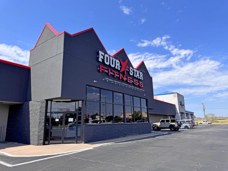 retail space for lease in Moore, OK exterior photo