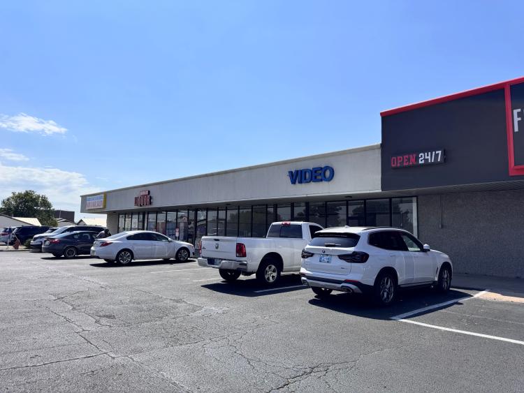 retail space for lease in Moore, OK exterior photo