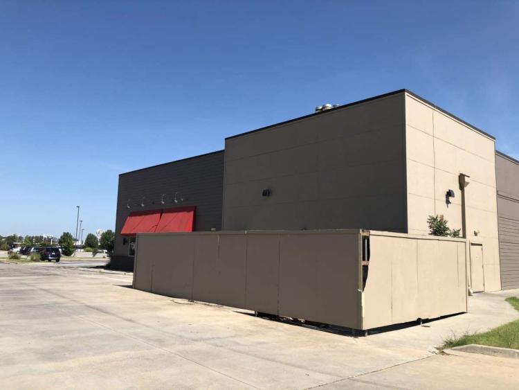 5702 NW Expressway retail | restaurant for lease Oklahoma City, Ok exterior side photo