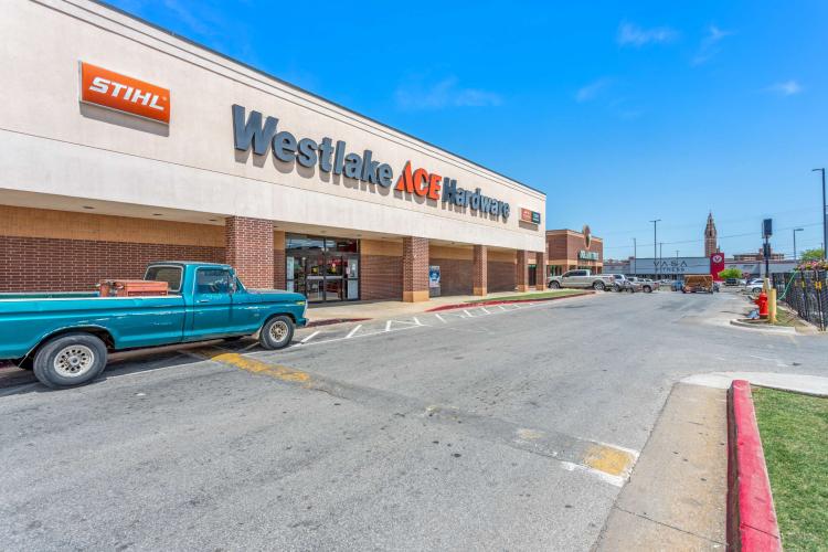 retail shopping center for investmnet sale Northwest Oklahoma City, OK photo