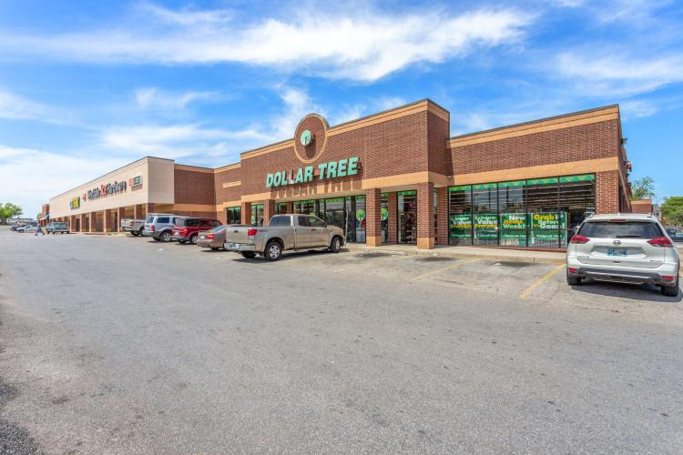 retail shopping center for investmnet sale Northwest Oklahoma City, OK photo