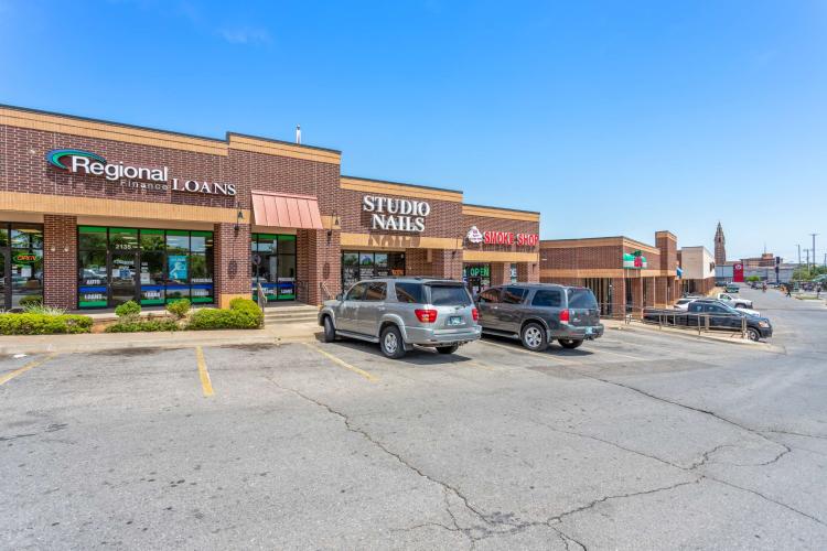 retail shopping center for investmnet sale Northwest Oklahoma City, OK photo