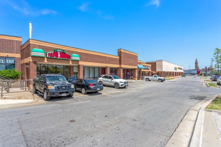 retail shopping center for investmnet sale Northwest Oklahoma City, OK photo