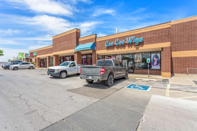 retail shopping center for investmnet sale Northwest Oklahoma City, OK photo