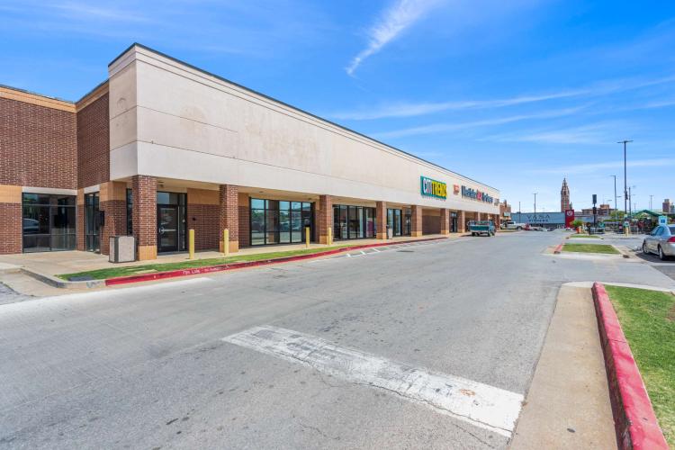 retail shopping center for investmnet sale Northwest Oklahoma City, OK photo