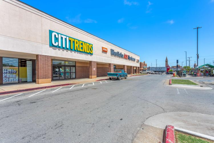 retail shopping center for investmnet sale Northwest Oklahoma City, OK photo